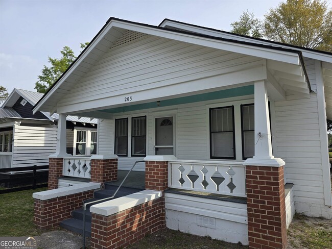 Building Photo - 203 N Laurel St