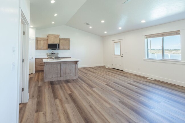 Building Photo - 5 BED 3 BATH HOME IN IDAHO FALLS WITH 2 STALL GARAGE, AC, FENCED YARD