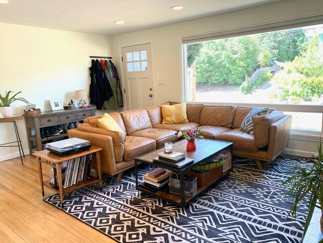 Foto del edificio - Come home to this 3 bedroom, 1.75 bath in ...