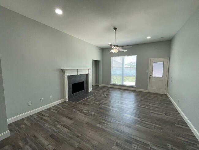 Foto del edificio - 3 BR/2BA & Den | Single Family Home | 2-Car Garage | Fenced backyard