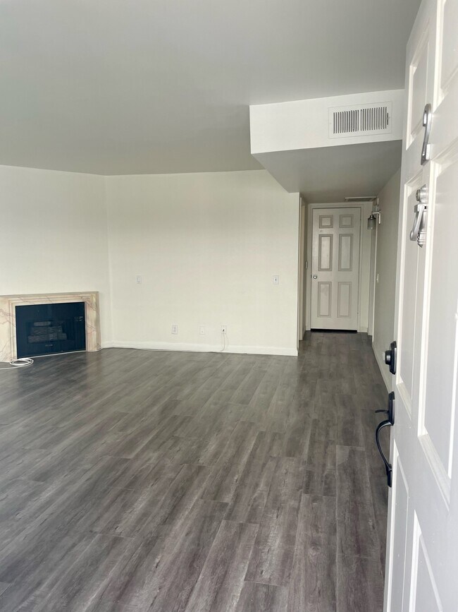 Building Photo - 10920 Moorpark St