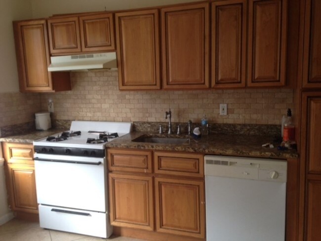 Foto del edificio - 226-230 Ellis Ave