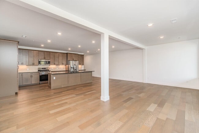 Foto del edificio - 617 Manhattan Blvd