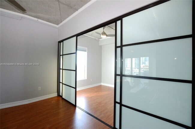 Foto del edificio - 10 SW South River Dr