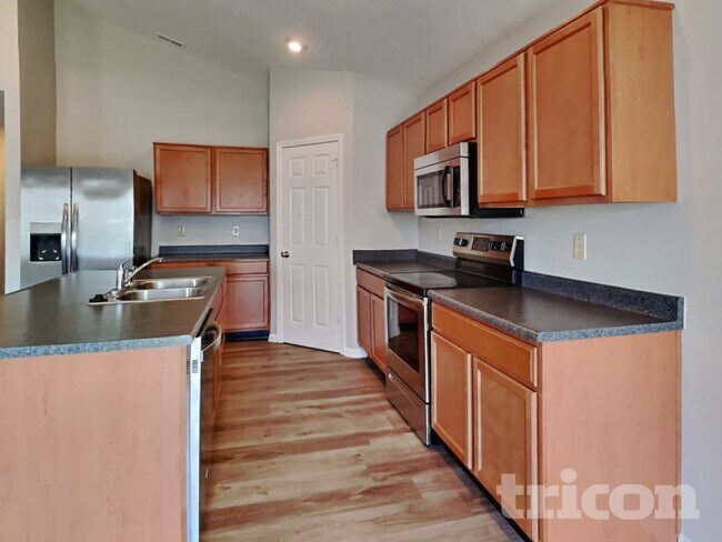 Building Photo - 817 Blue Ash Trail