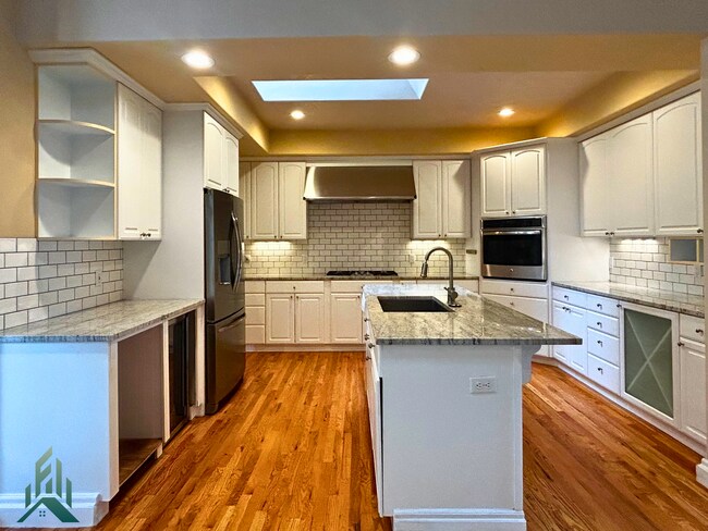 Building Photo - Modern and Spacious 3 Bed/2.5 Bath Home