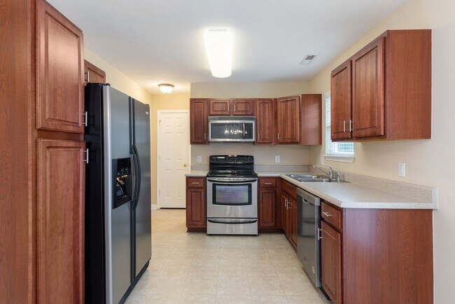 Building Photo - Gorgeous 3-Bedroom Townhouse in Fletcher