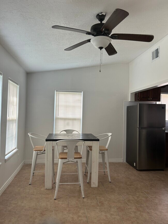 Foto del edificio - 2725 Deer St