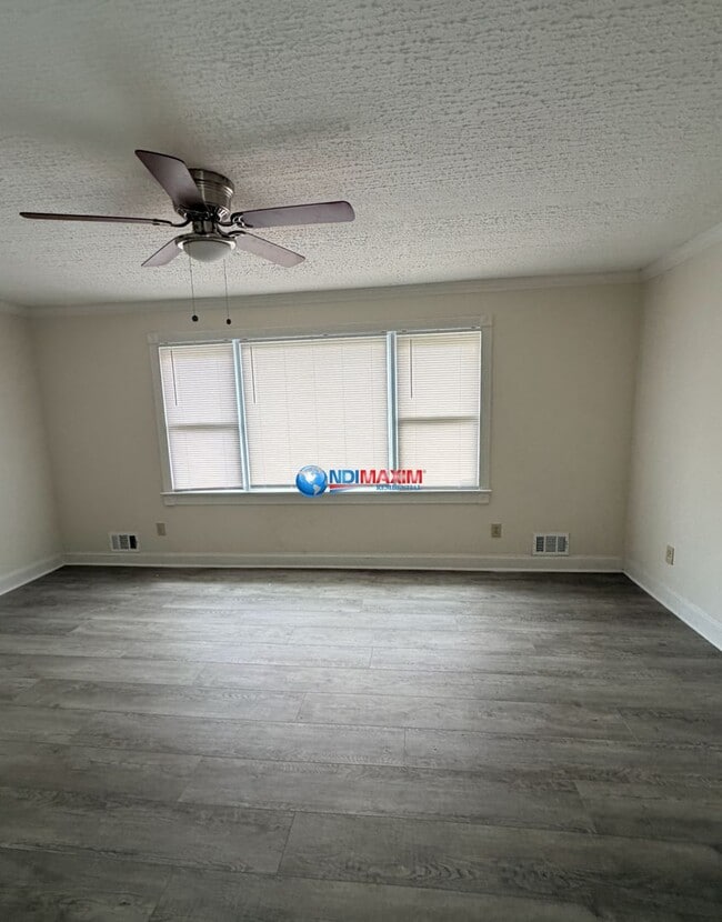 Building Photo - Spacious two master bedrooms split-level house in Decatur