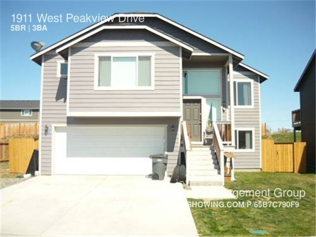 Primary Photo - Large 5 Bedroom Home For Rent!