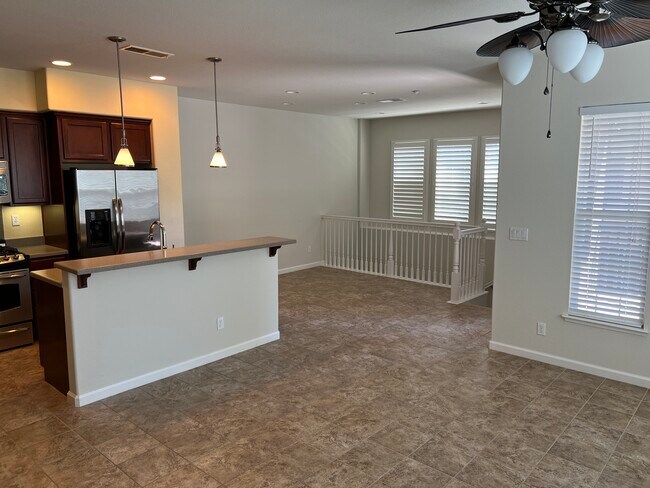 Building Photo - 207 W La Flor Ln