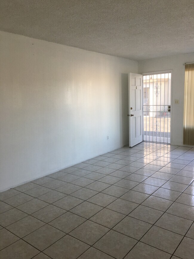 Foto del edificio - 15690 Brookhurst St