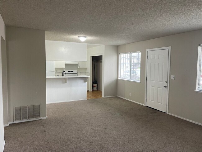 Building Photo - Nice 2br condo 1-story