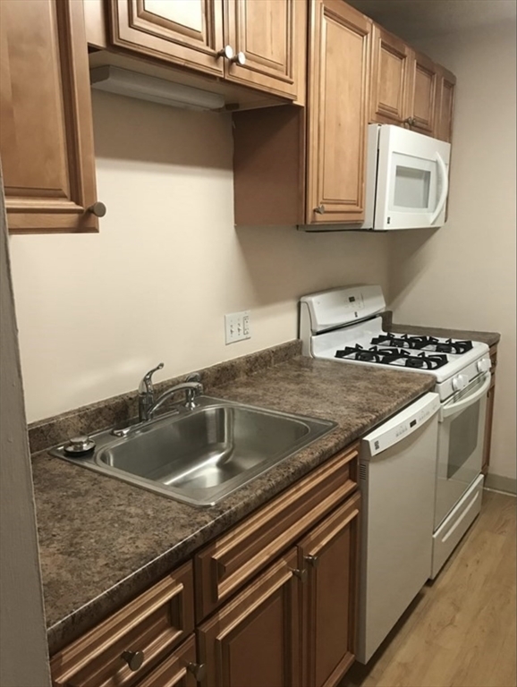 Primary Photo - 77 Pond Ave