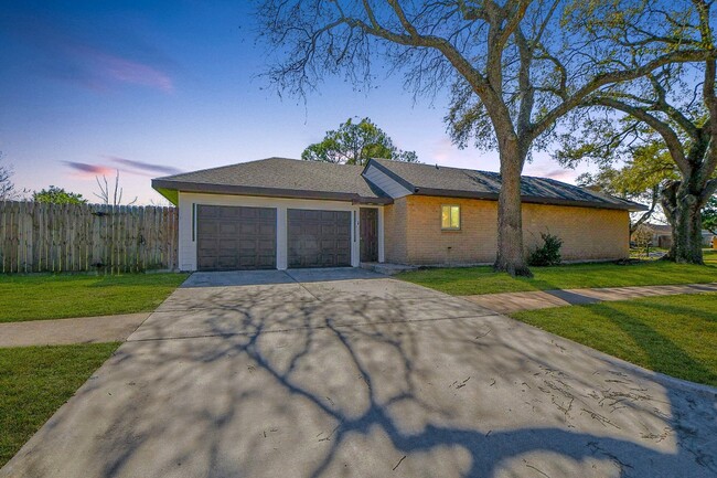 Building Photo - 2203 Briarview Dr