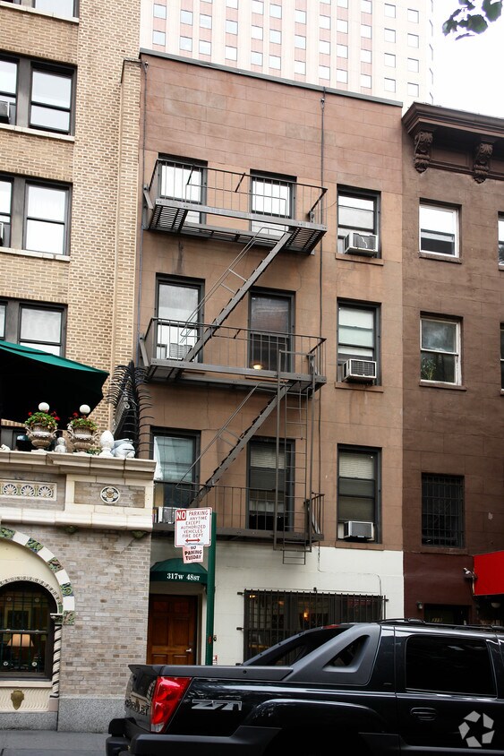 Foto del edificio - 317 W 48th St
