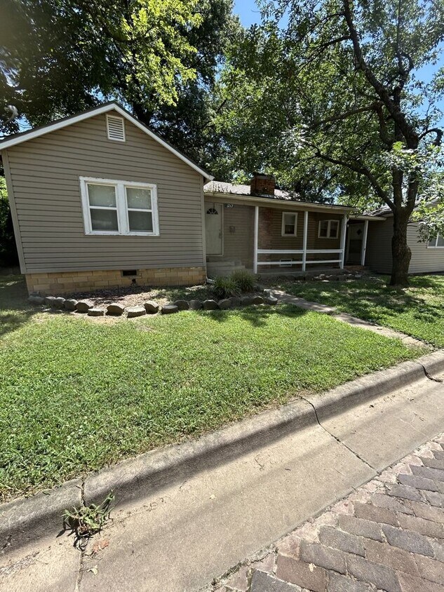 Primary Photo - Nice 3 bedroom 1 bath home Walking distanc...