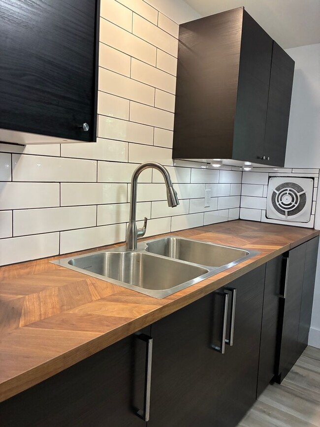 Building Photo - Fantastic updated 2 bedroom condo