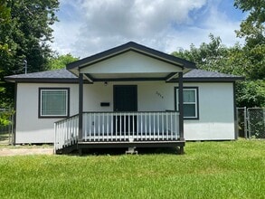 Building Photo - 2016 Magnolia Dr