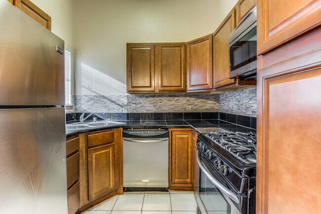 Foto del edificio - Prestigious Tri Level Home on East Side