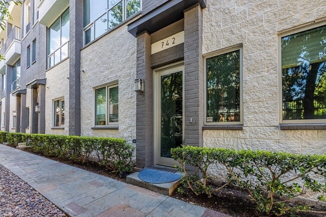 Building Photo - Luxury Move-In Ready 4 Level Townhome By Exall Park
