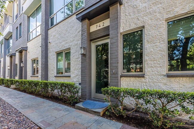 Foto del edificio - Luxury Move-In Ready 4 Level Townhome By Exall Park