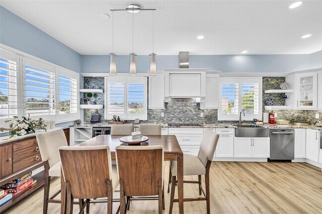 Foto del edificio - 311 N Surf Rd