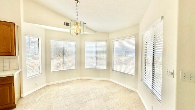 Building Photo - Lovely Single Story Home on Private & Secl...