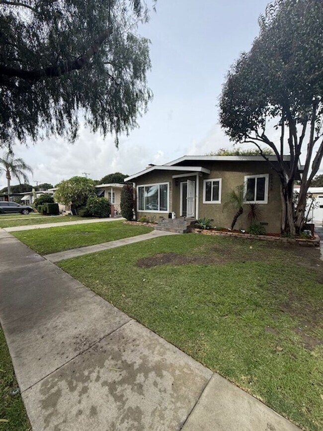 Building Photo - WELCOME TO THIS BEAUTIFULLY PARTIALLY REMODELED 3 BEDROOM, 2 BATHROOM HOME