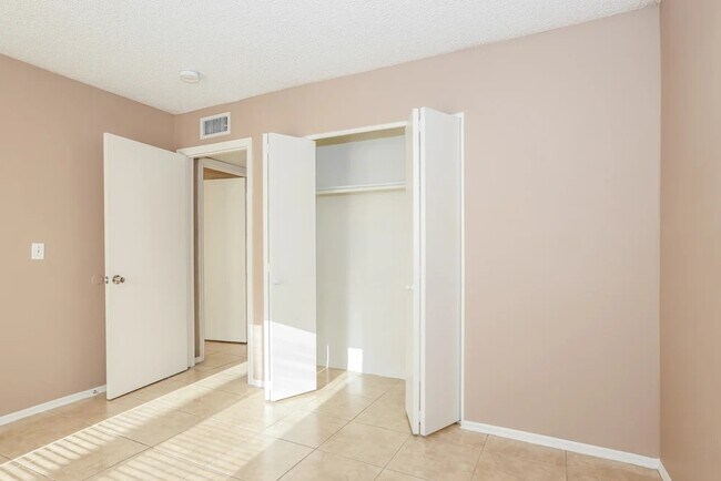 Foto del edificio - 8521 N 54th Dr