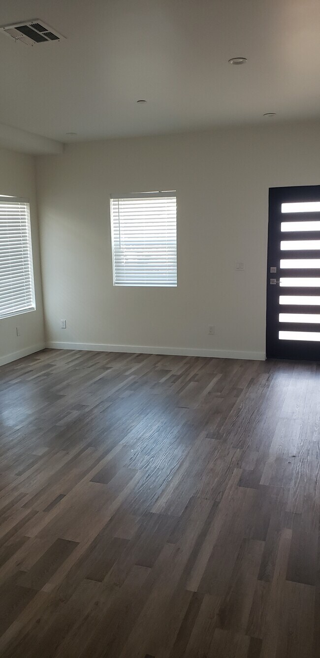 Foto del edificio - 2235 S Cloverdale Ave