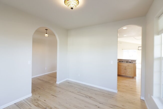 Building Photo - 3/2 Home SW Redmond near the Greens