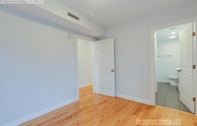 Building Photo - 19 Kenilworth St