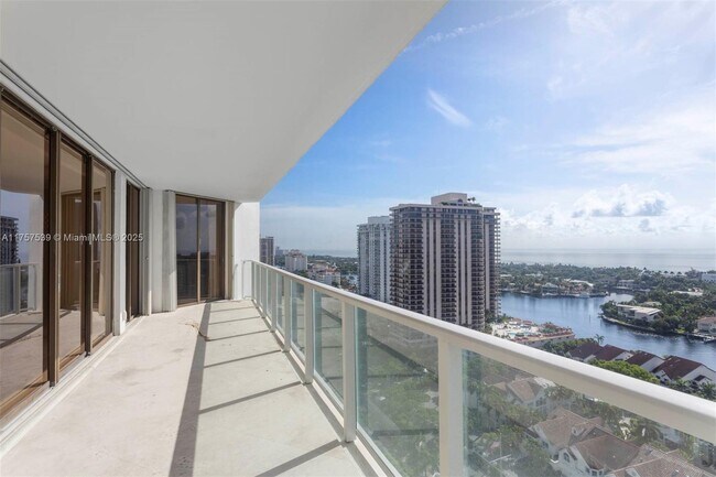 Foto del edificio - 19500 Turnberry Way