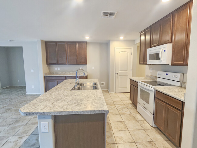 Kitchen - 1347 W Pinkley Ave