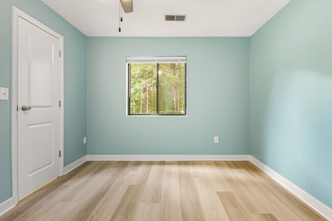 Foto del edificio - Charming 2-Bedroom Condo in Henrico's West...
