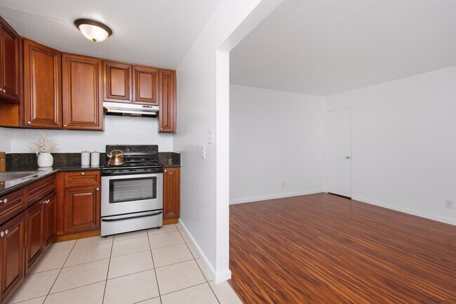 Cocina y sala de estar parciales - 1213 V St