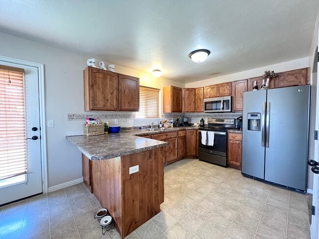 Foto del edificio - 6 Bedroom/3 Bathroom House in Eagle Mountain