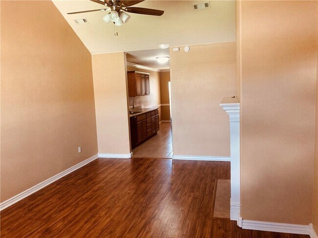 Building Photo - 906 Kensington Dr