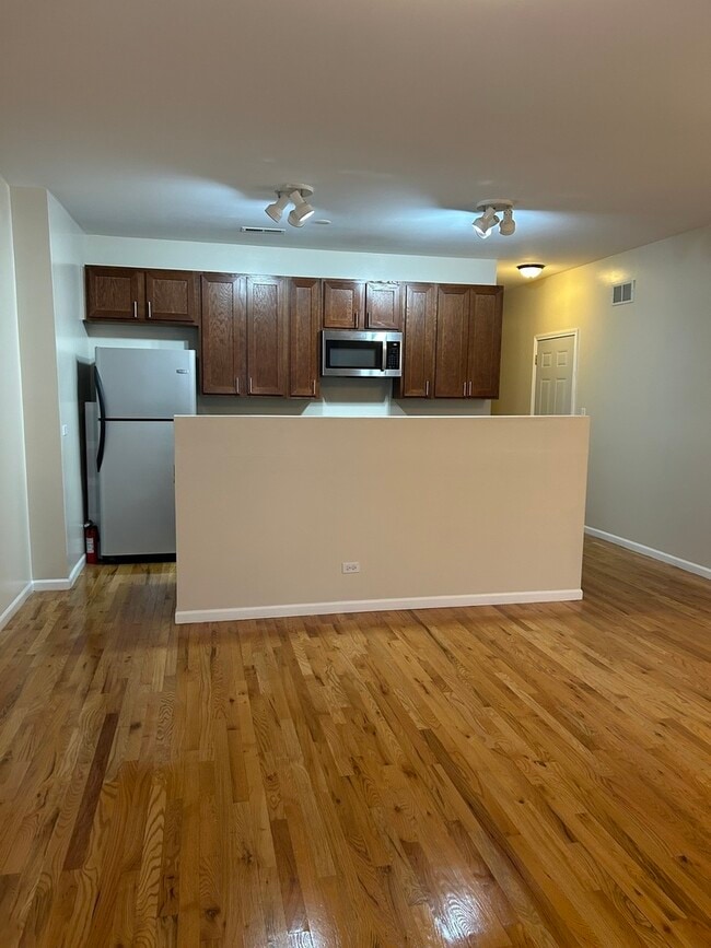 Building Photo - 3549 S King Dr