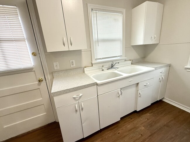 Foto del edificio - 33 8th Ave NW