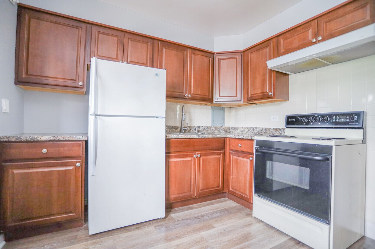 Primary Photo - 2121 W Farragut Ave