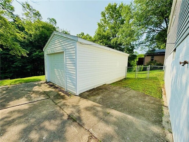 Building Photo - 466 Efts Ln