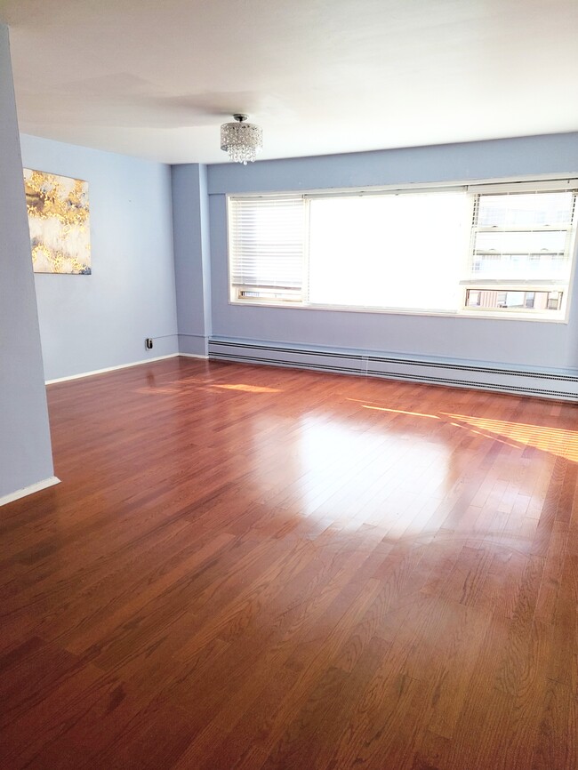 Sun bay windows in livingroom - 9 Fordham Hill Oval