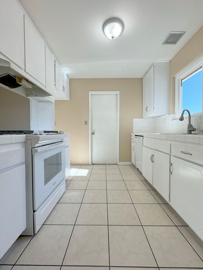 Building Photo - Single Story 3Bed Interior Location Large Yard