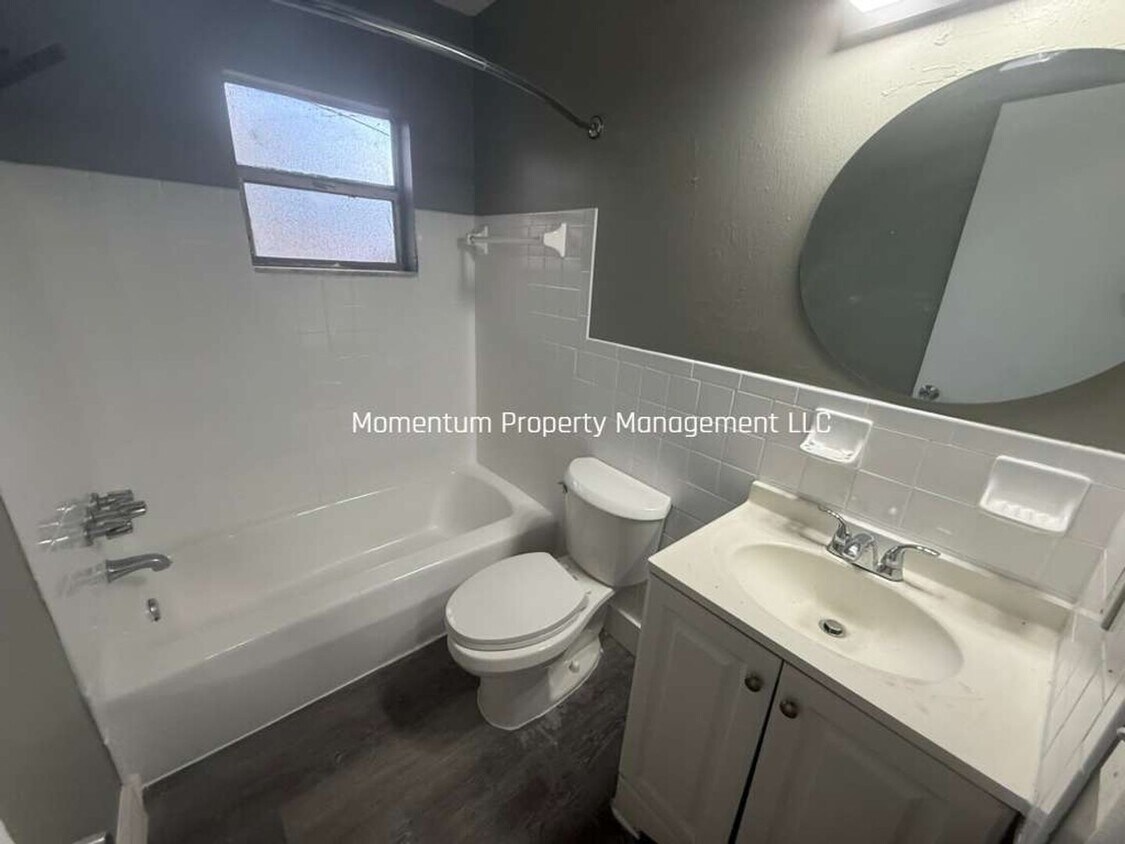 Foto del edificio - Beautiful, FULLY REMODELED & UPGRADED 1/1 AVAILABLE FOR IMMEDIATE MOVE IN!!