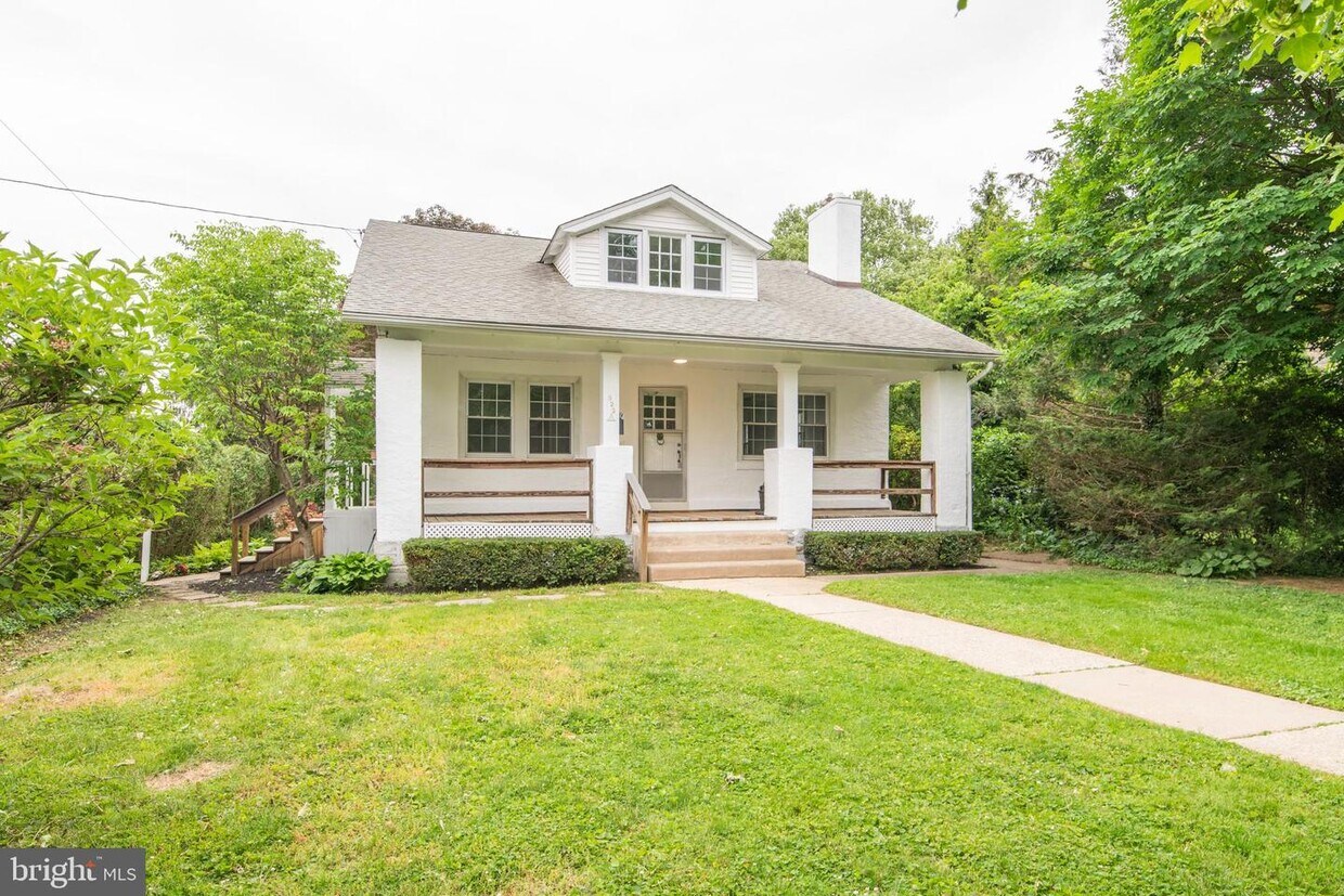 Primary Photo - 323 N Narberth Ave