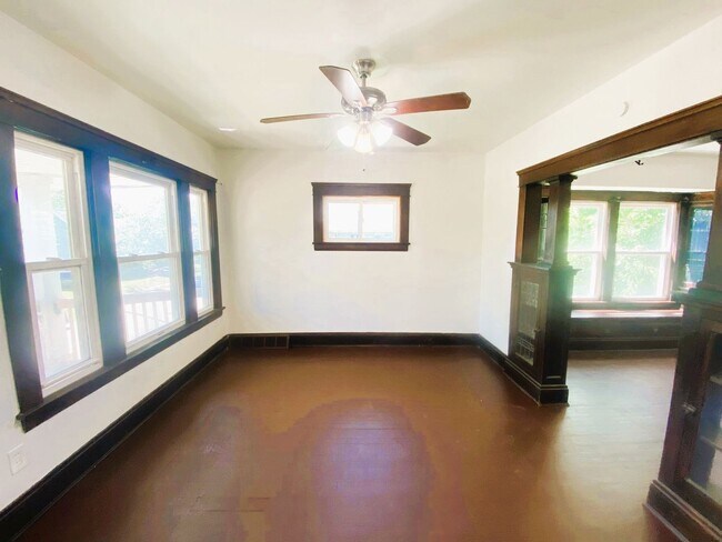 Foto del edificio - 9905 Lamontier Ave