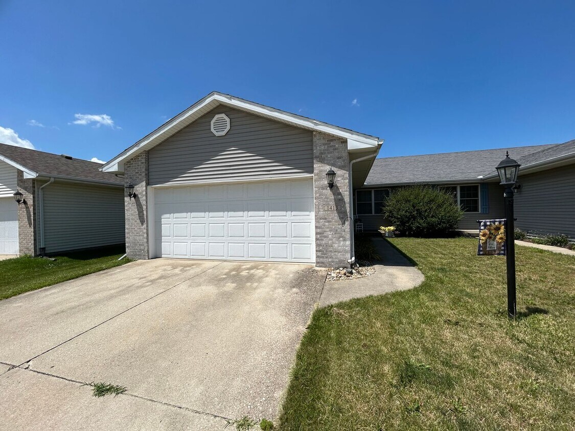 Foto del edificio - 2-bedroom, 1-bath Duplex in Champaign, IL
