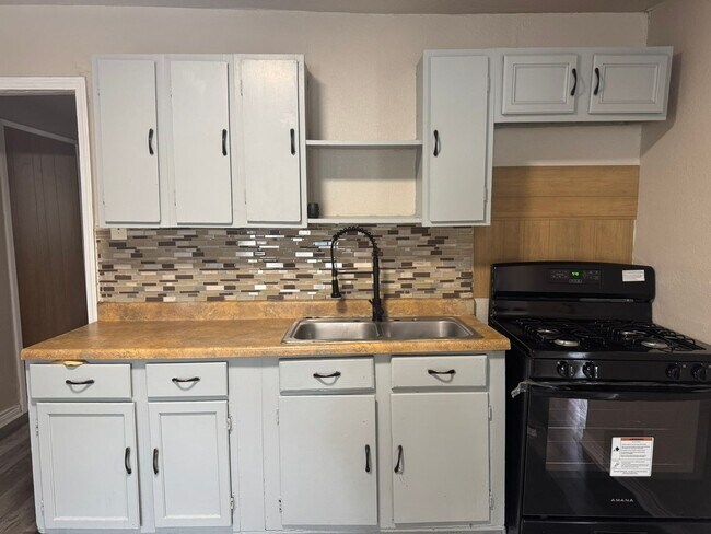 Foto del edificio - Move In Ready! Charming Corner Lot Home wi...